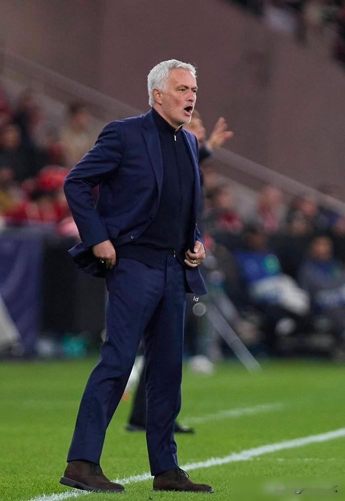 笑不活了，这压力全部来到本菲卡脚下的剧本，是把球迷当没看过积分榜是吧？
落后榜