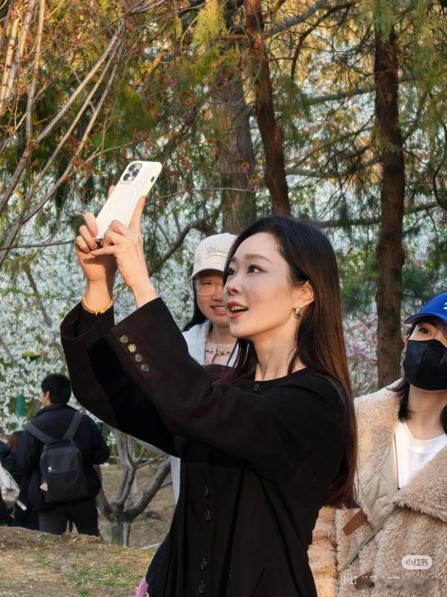 玉渊谭偶遇宋轶 玉渊谭边，春风轻拂，偶遇宋轶春游，真人美得让人心醉，气质高雅，身