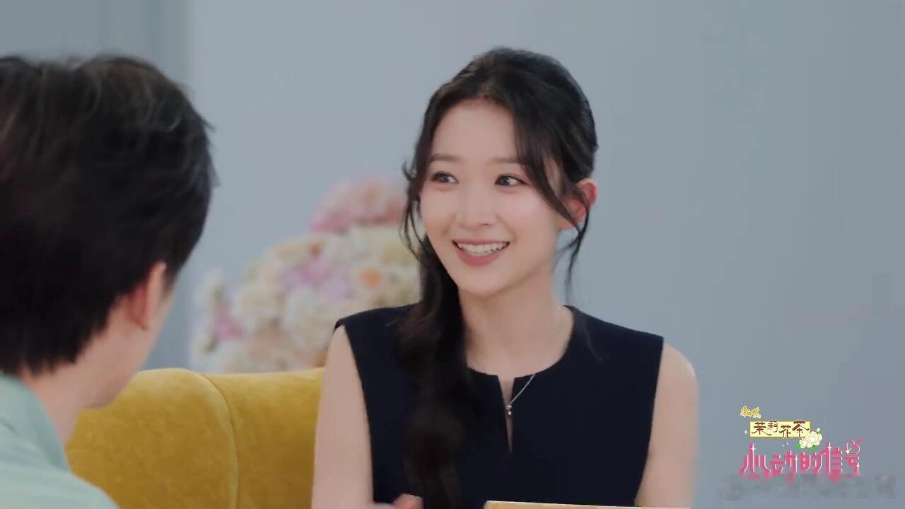 心动9喜欢这个女生  好温柔的感觉  笑起来好温暖  就是感觉她平时的照片没有综
