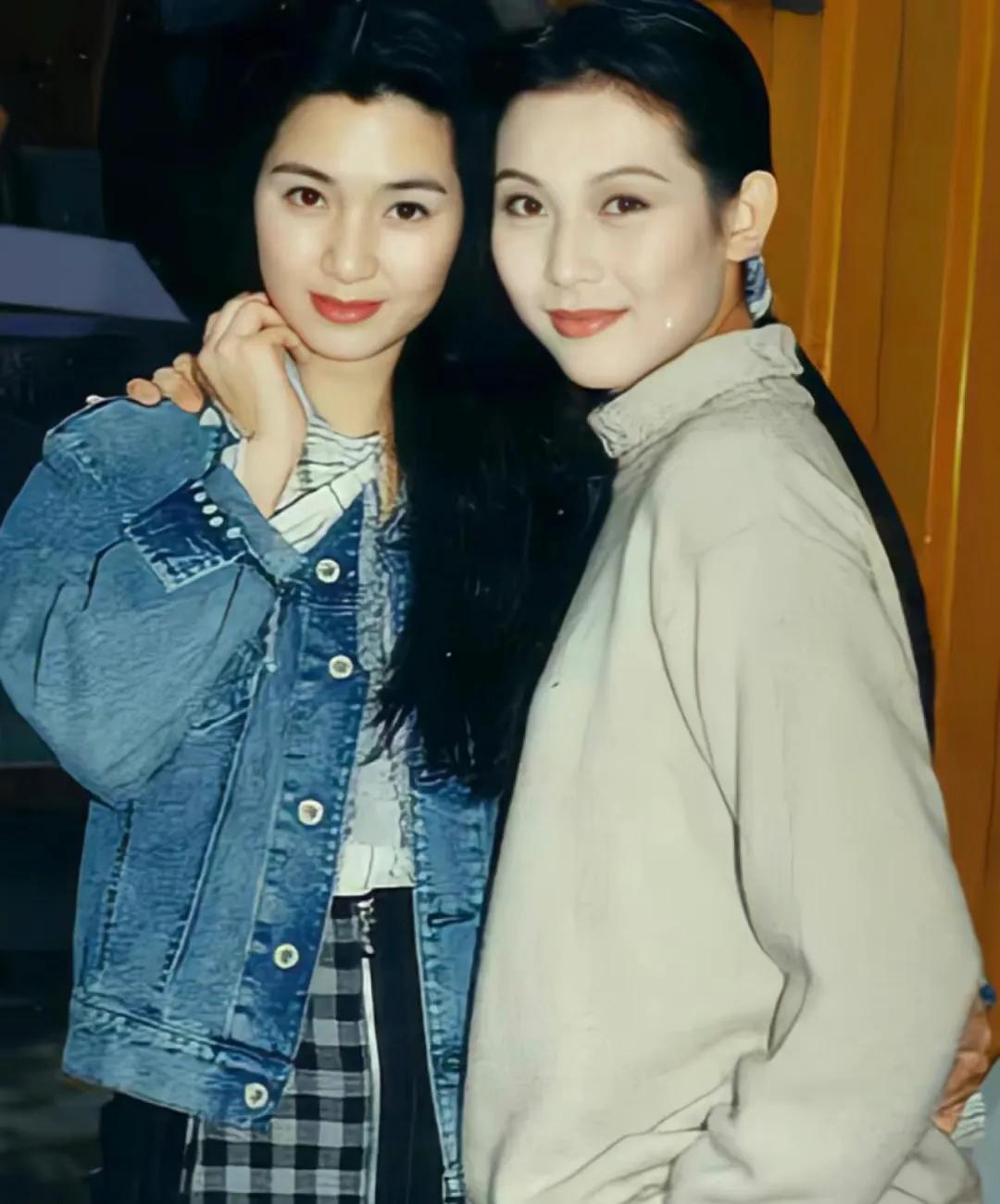 洪欣是出名的笨蛋美人，好友蔡少芬都说，她太容易相信别人和恋爱脑。李嘉欣也是公开说