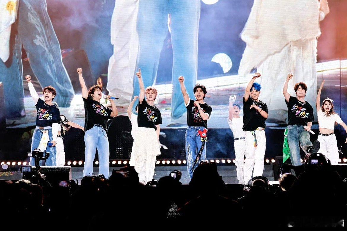 陆虎在笑 王栎鑫张远在闹 这就是老友相聚的正确打开方式吧！再就业男团唱跳齐活，张