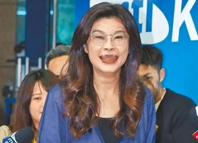 最新民调，郑丽文支持率4% ，其想要在2028年赢得大选，几乎没有可能了，她来了