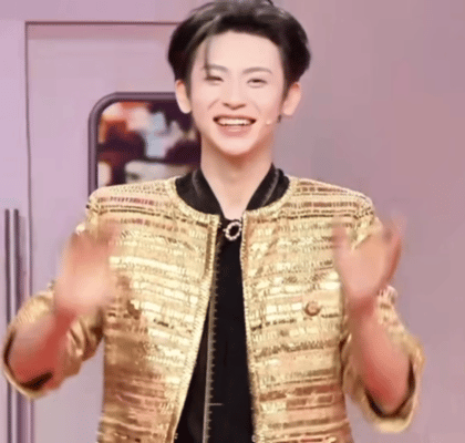 下一站春晚  [哇] 小鬼把更多时间花在音乐上  是谁家小琳凯这么可爱呀[爱慕]