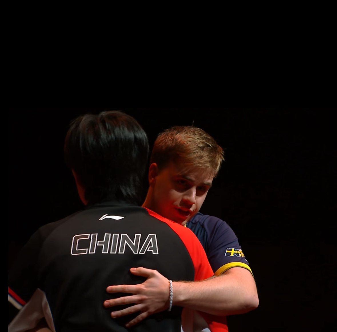 WTT香港总决赛男单半决赛，王楚钦因伤退赛，两人登场后拥抱致意，希望王楚钦好好养