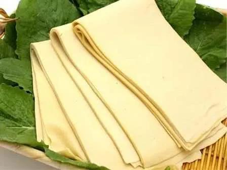 “是维护食品安全还是想讹人钱财”？上海杨浦，24岁男子在商店购买1包豆腐皮后，发