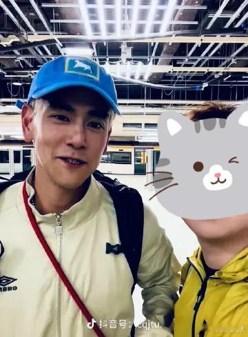 网友英国偶遇彭于晏彭于晏被粉丝贴脸开大网友英国偶遇彭于晏了，好幸福 