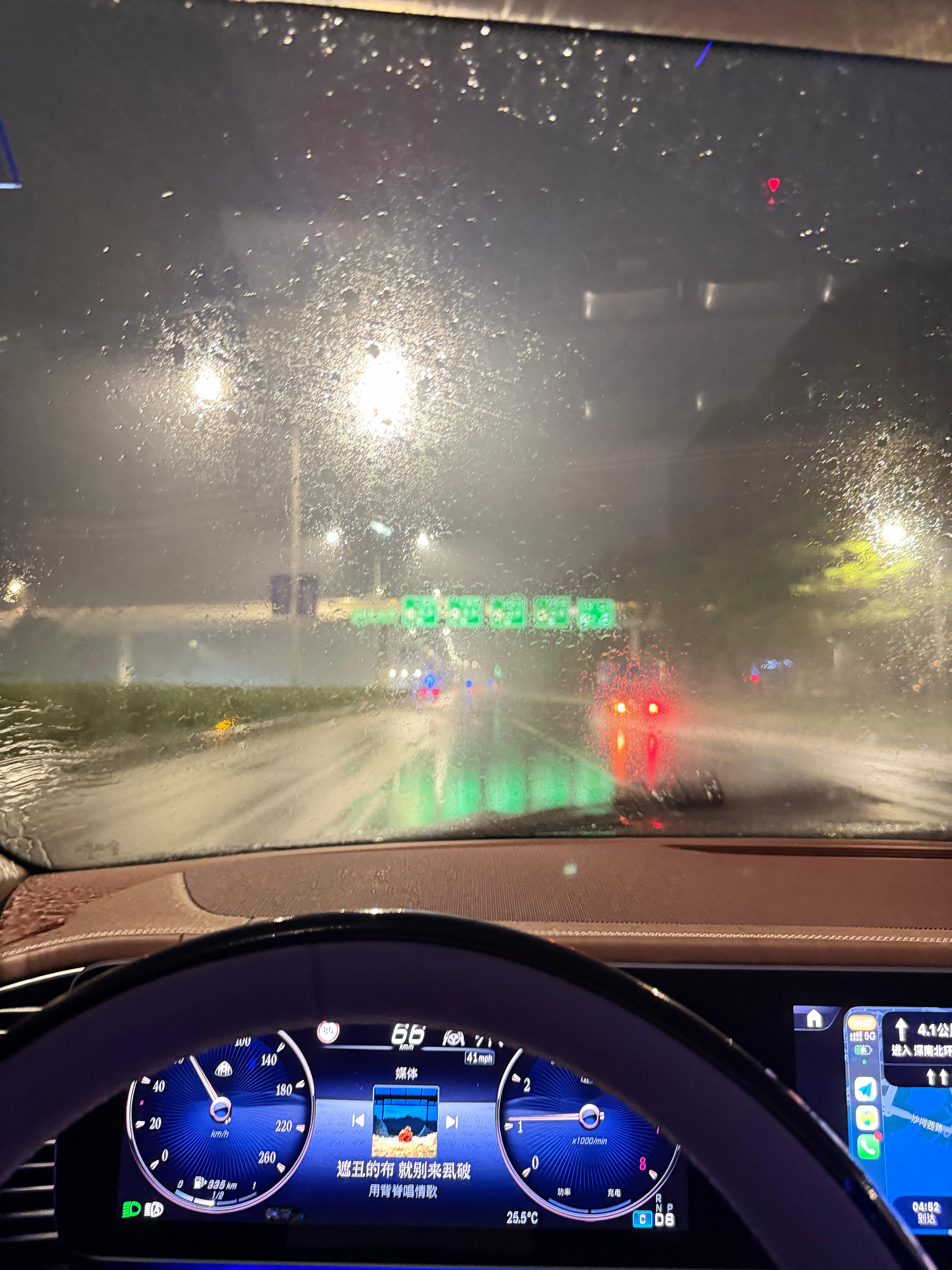 刚刚开车时突然想起高中看龙族，楚子航雨夜高架桥迈巴赫那一段就一直在幻想，要是长大
