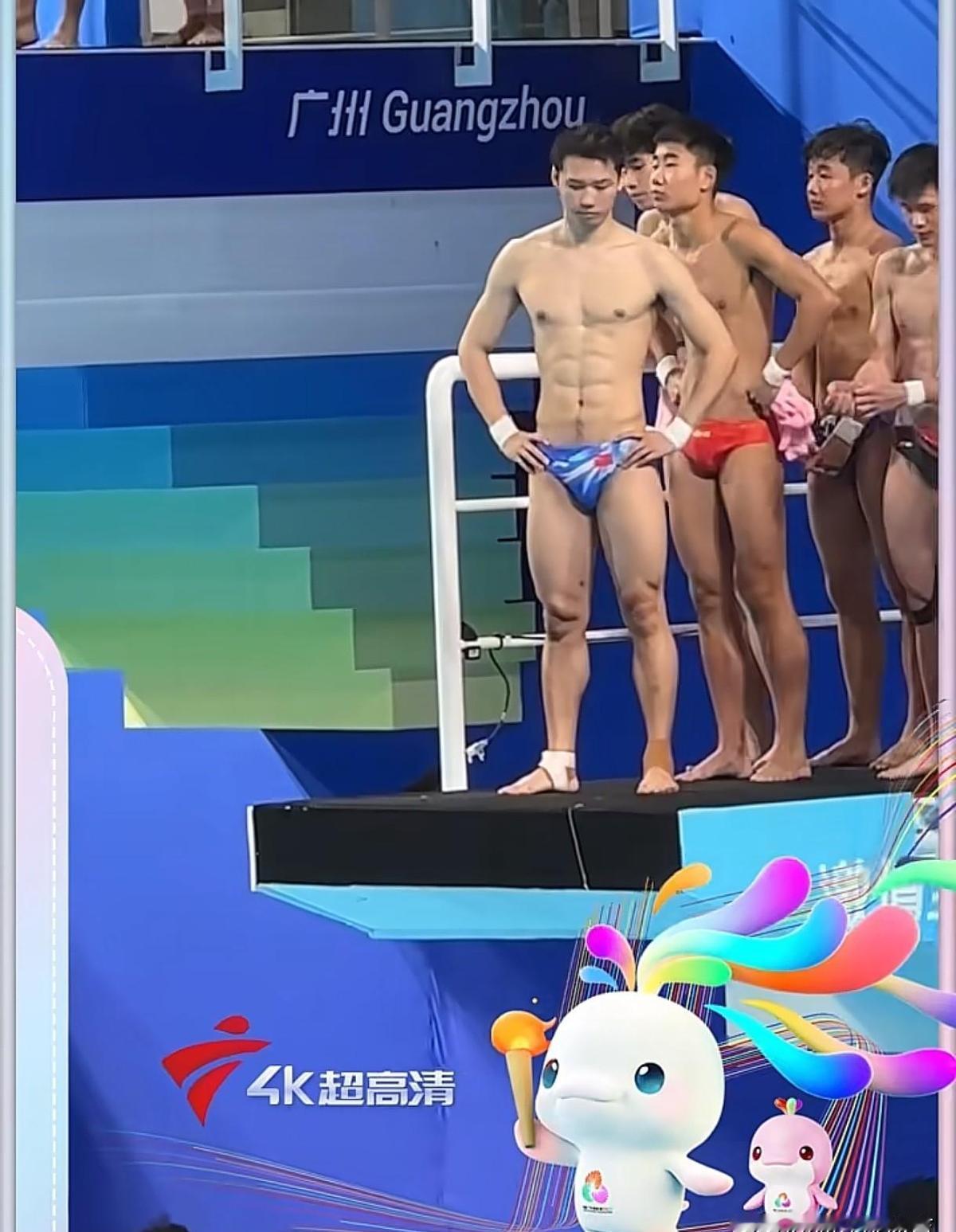 30岁了，还在跳水池里翻跟头，不是青春饭，是硬刚出来的。
别人练的是体能，他练的