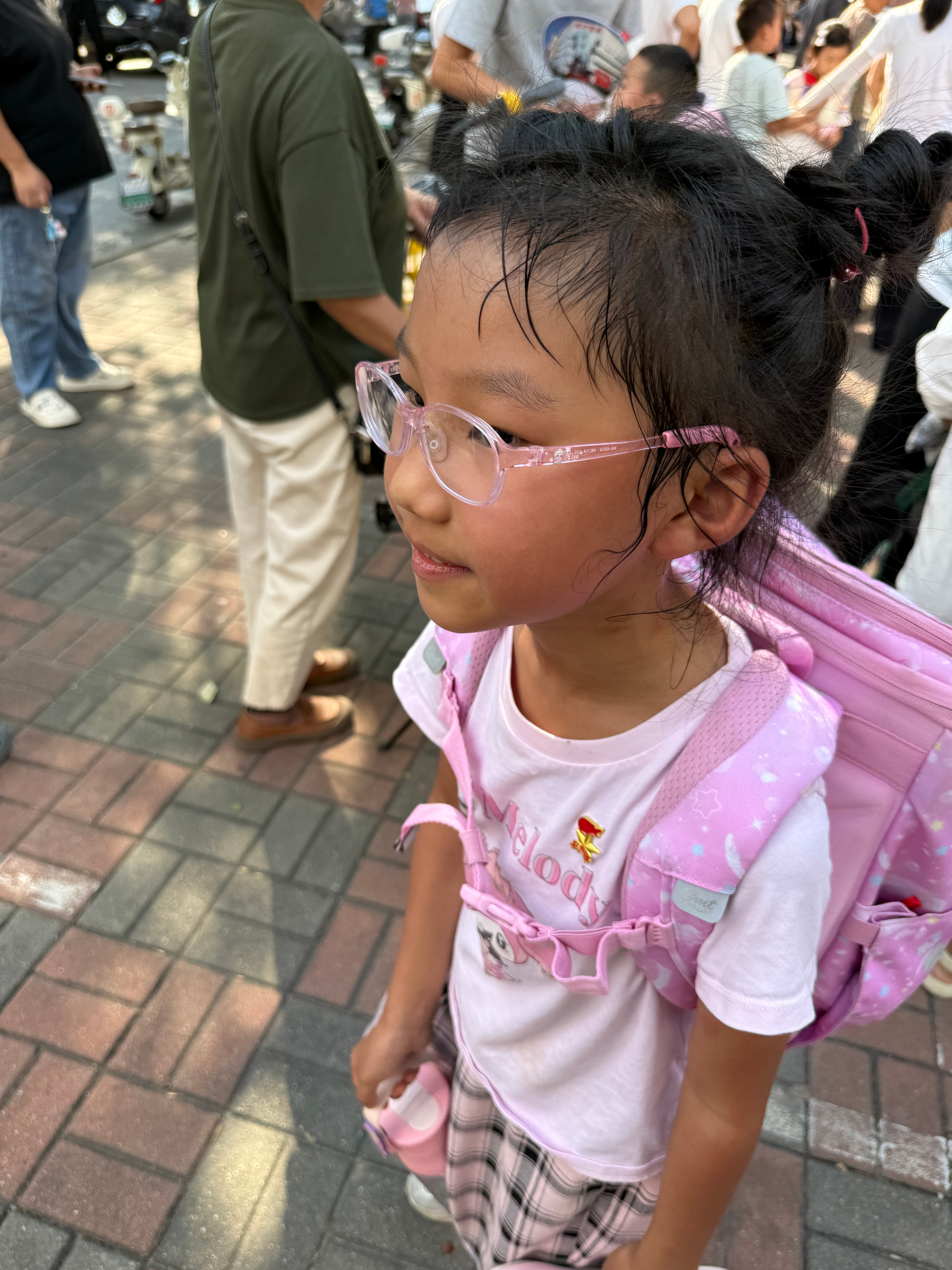 接娃👧放学，又是热的满头大汗大红脸…体育课让准备毽子，要学踢毽子了。转了学校门