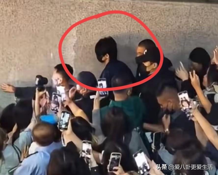 弱弱的问一句，他们是怎么进到高铁站台的？
某明星从高铁车厢一出来，就遇见了大量跟