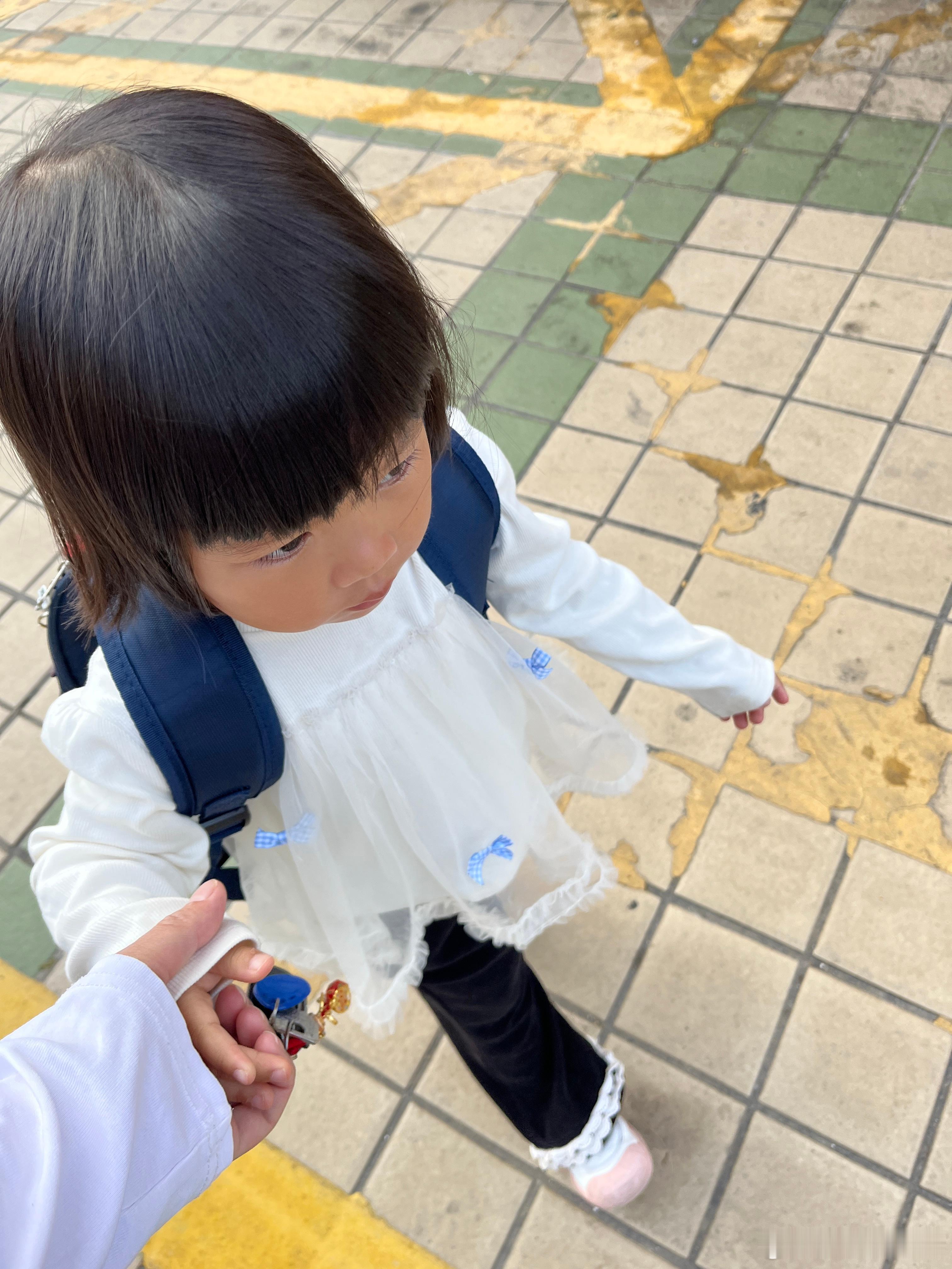 送了，很顺利。爸爸昨晚回来了，但是她睡着了，叫不醒，早上起来，我在刷牙，她过来找