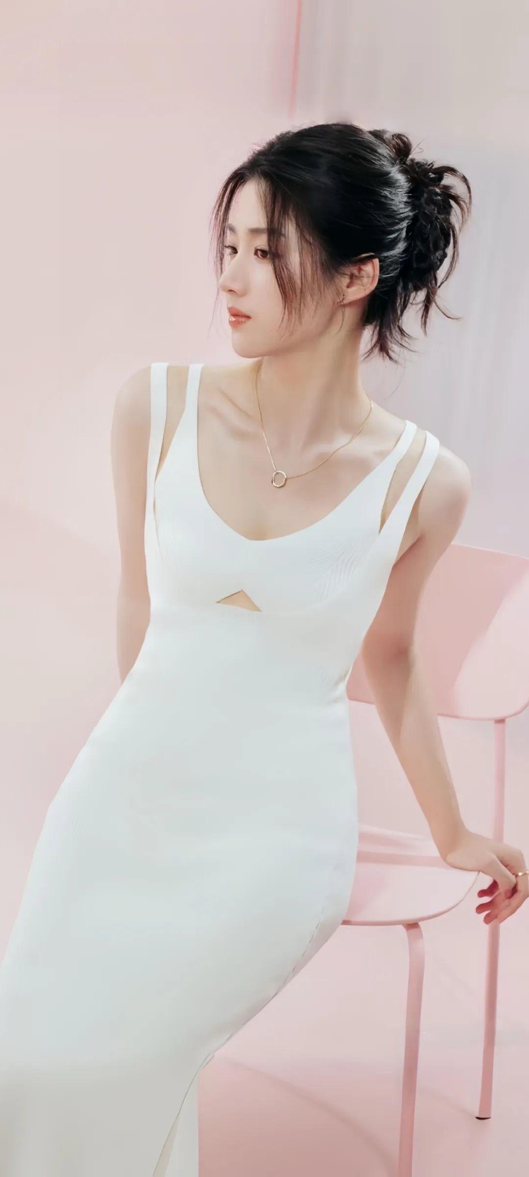 卢昱晓｜白色吊带修身裙，清新靓丽！