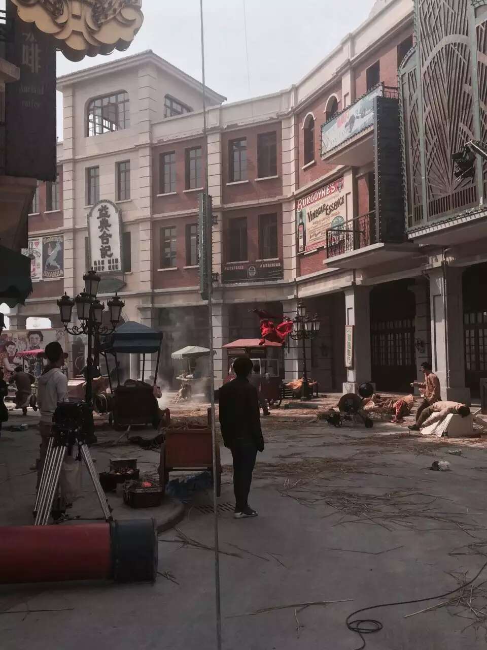 横店我以前也因为工作探班去过很多次，一有自制剧就得往那边跑，因为每次都是去工作，