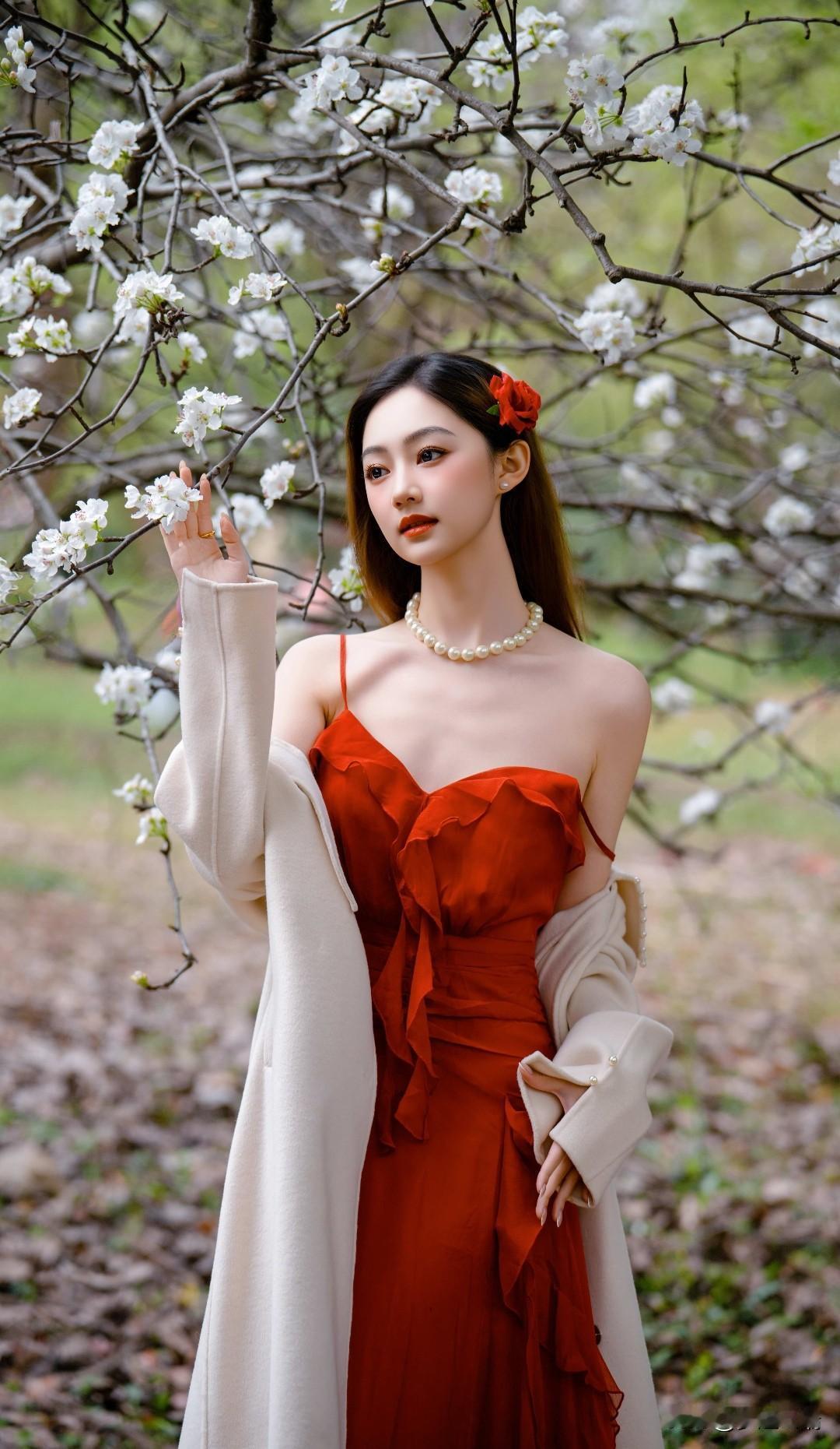 春日花海中的红衣美人，优雅动人。