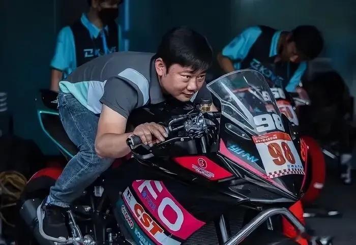 中国车手张雪驾驶国产820RR-RS摩托车拿下世界级冠军，创造中国品牌历史首胜。