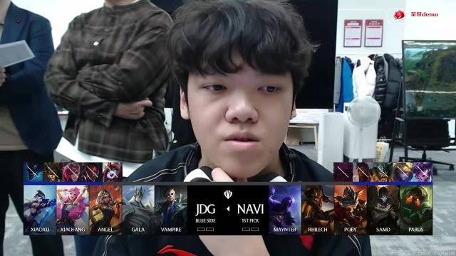 太刺激的生死BO3！JDG上演让一追二翻盘拿下NAVI，成功闯进德杯线下八强。
首局NAVI手感火热