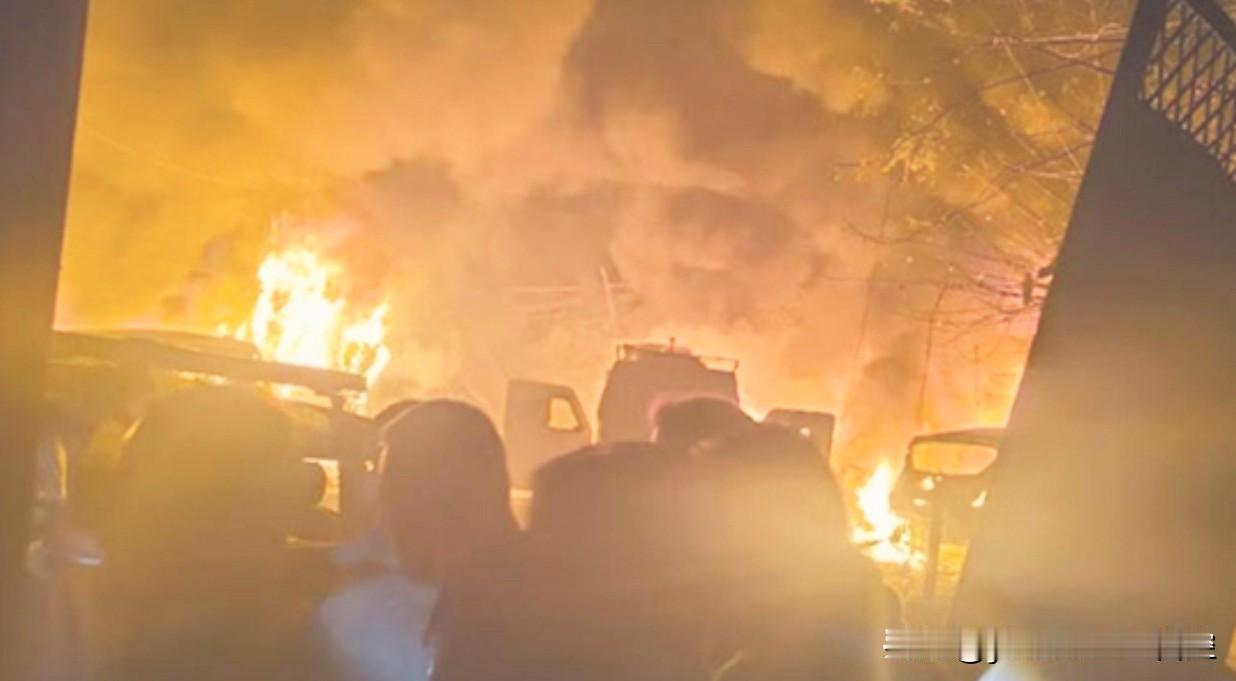 印度德里电视台11月15日报道：
    14日晚上印控克什米尔地区一警察局发生