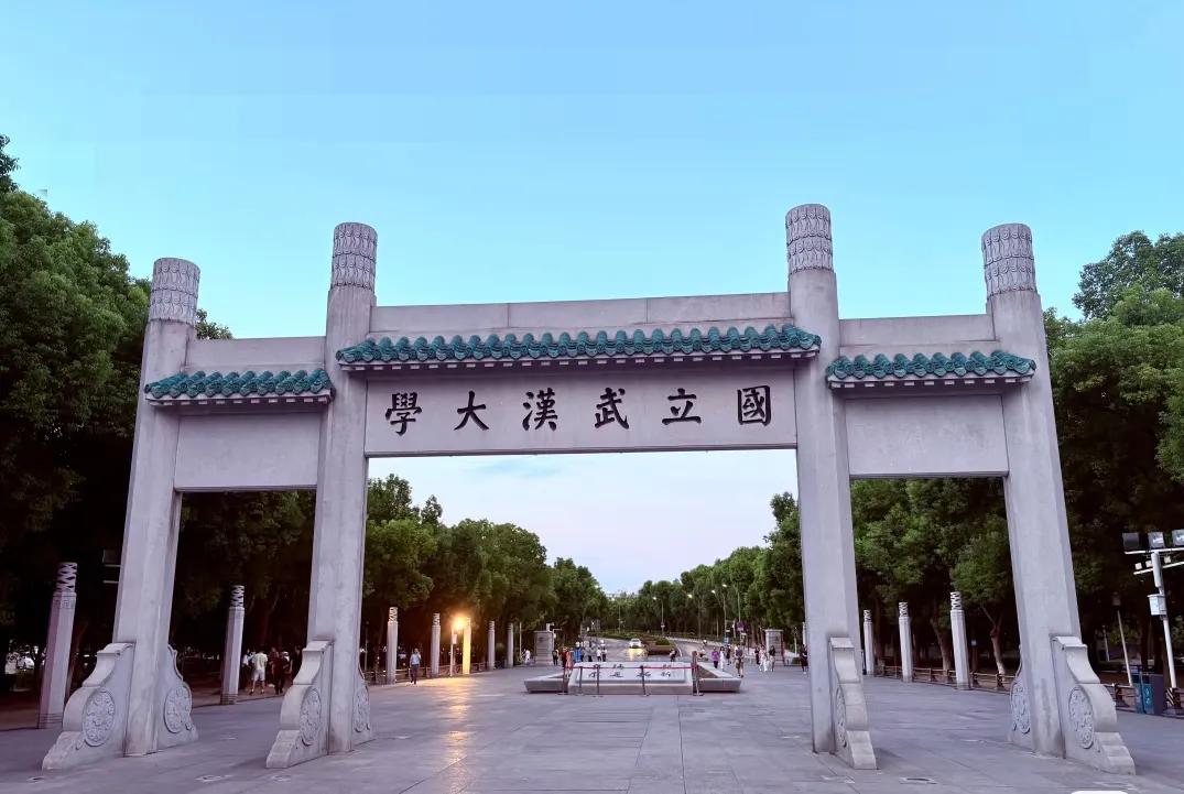 惊爆！

        武大学术圈塌房，简直震碎三观！知乎网友发起“论文核验风