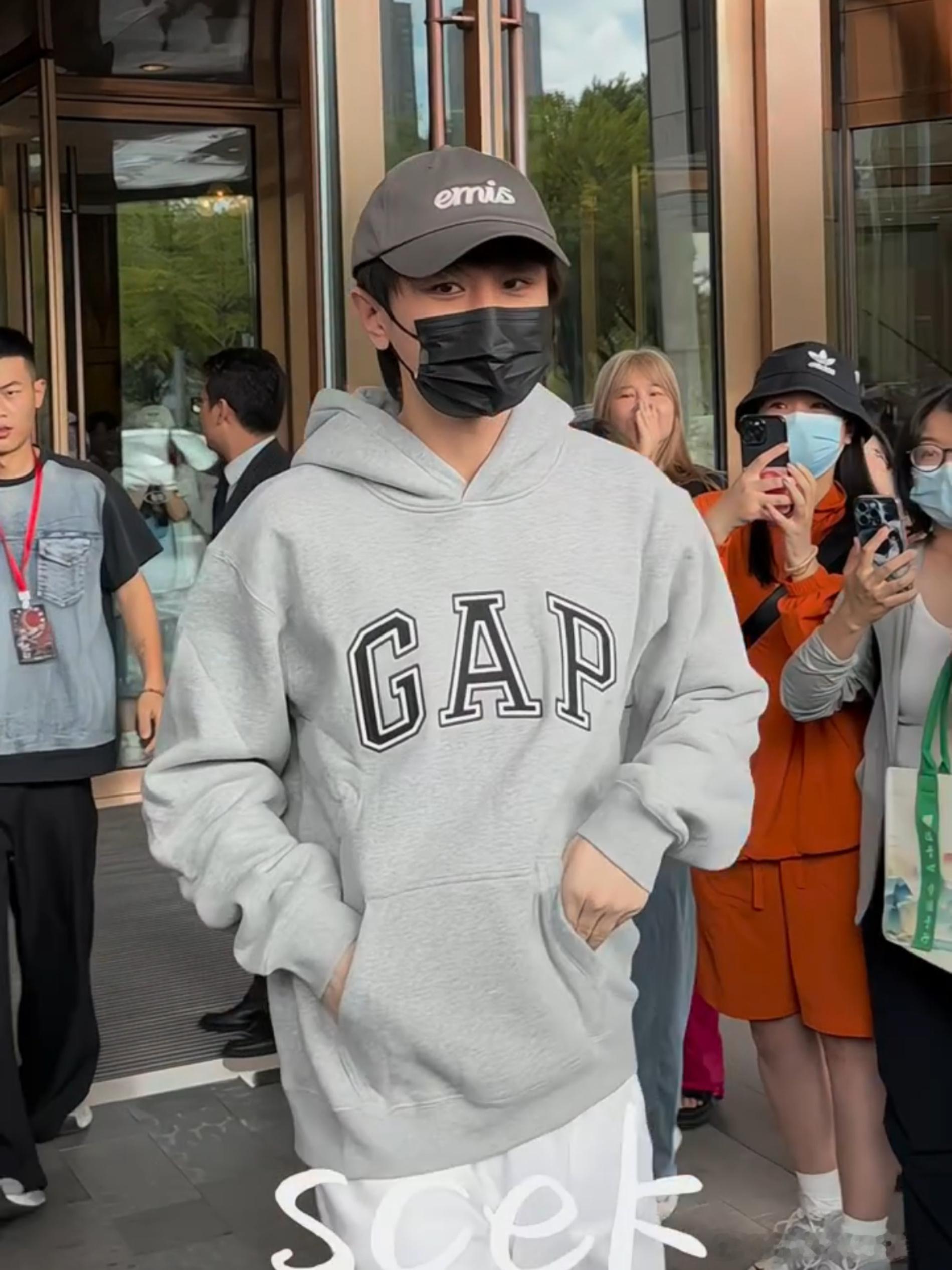 成毅无锡上班路透成毅手上习惯都是划伤啊 ​​​