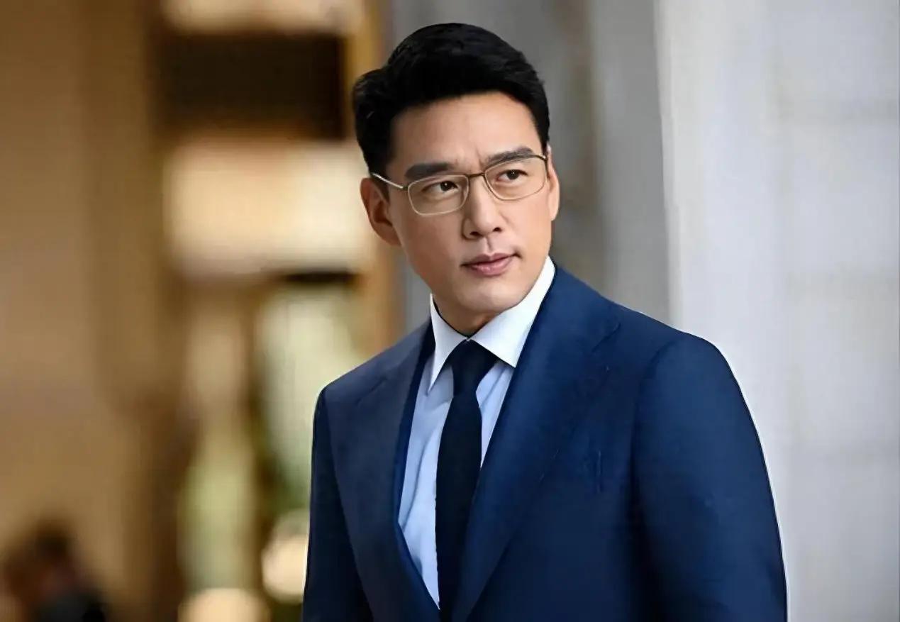 当年，王耀庆为了打游戏4个月不出门，买8台电脑，20个账号。可是女房东收租时，他