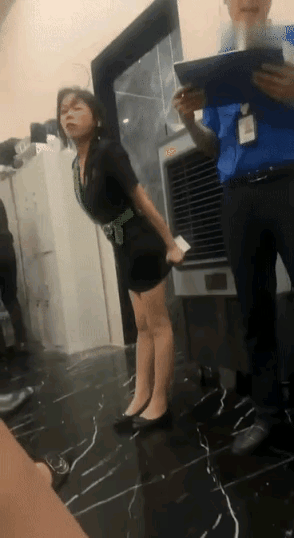 姑娘知道你很热  但不要太贪凉哇 