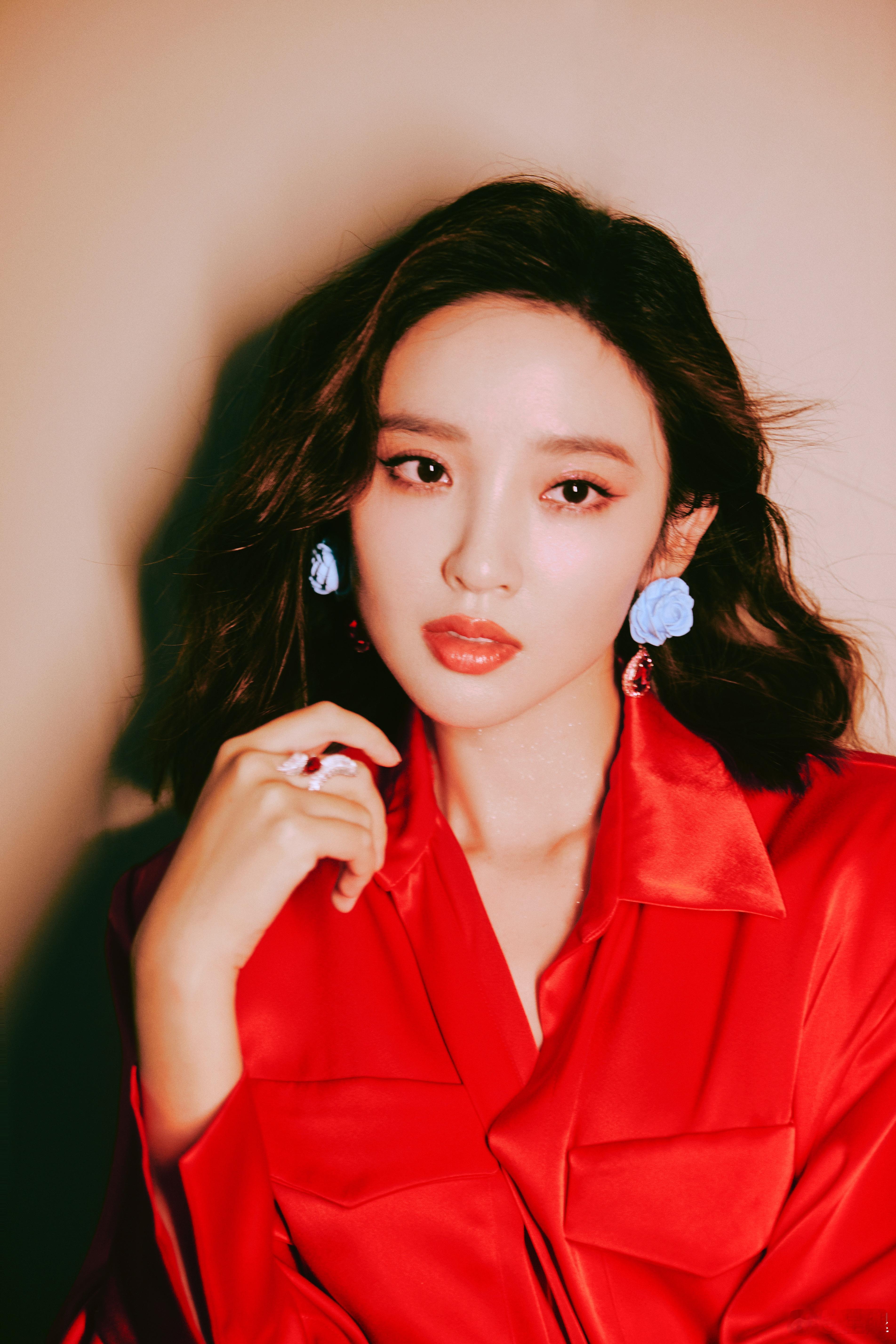 唐艺昕 ❤️ 恋综#半熟恋人# 妆造，红色套装热烈似玫瑰 ​​​