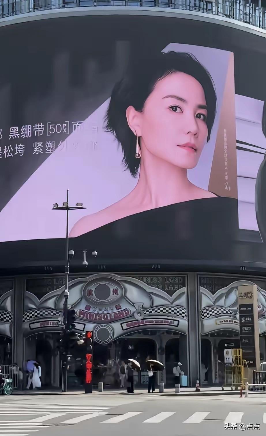 8月4日，王菲的赫莲娜新广告亮相西湖户外大屏，网传这条广告报价68万。镜头里的王