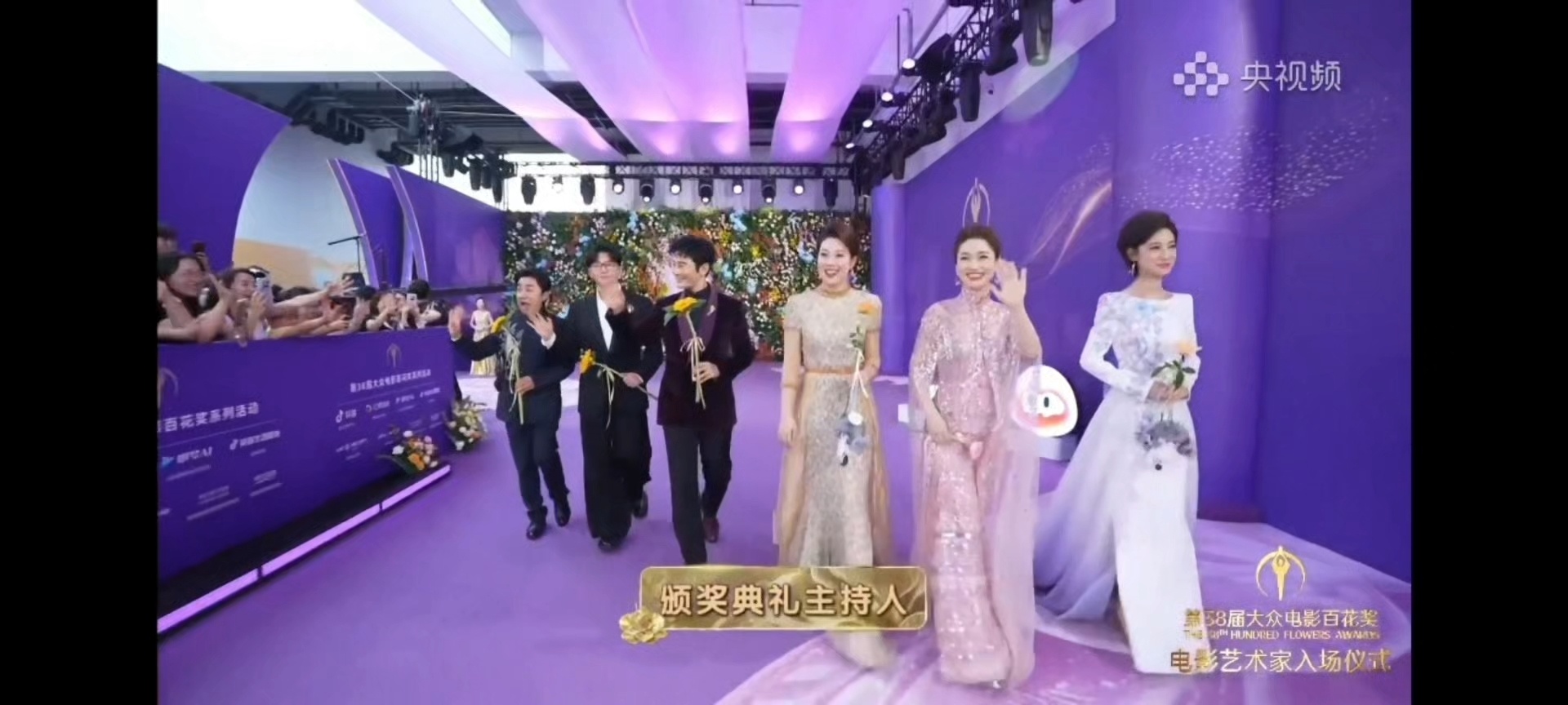 王祖蓝红毯常驻花童花童王祖蓝这回真拿花了王祖蓝这花童人设是焊身上了吧！当年给老婆