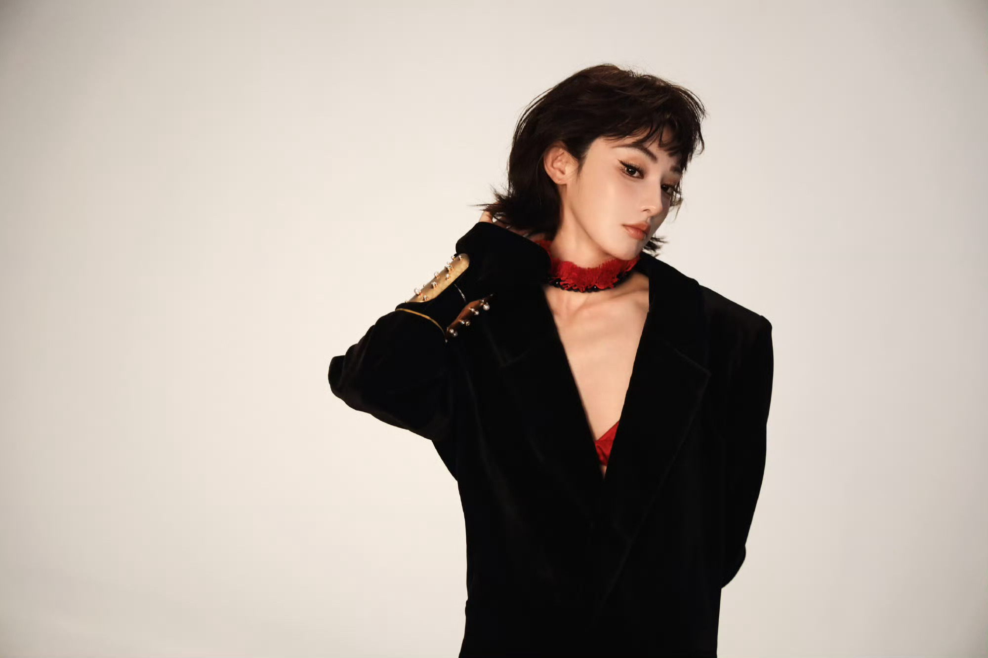 F时尚画报彭小苒复古鎏金大片花絮 