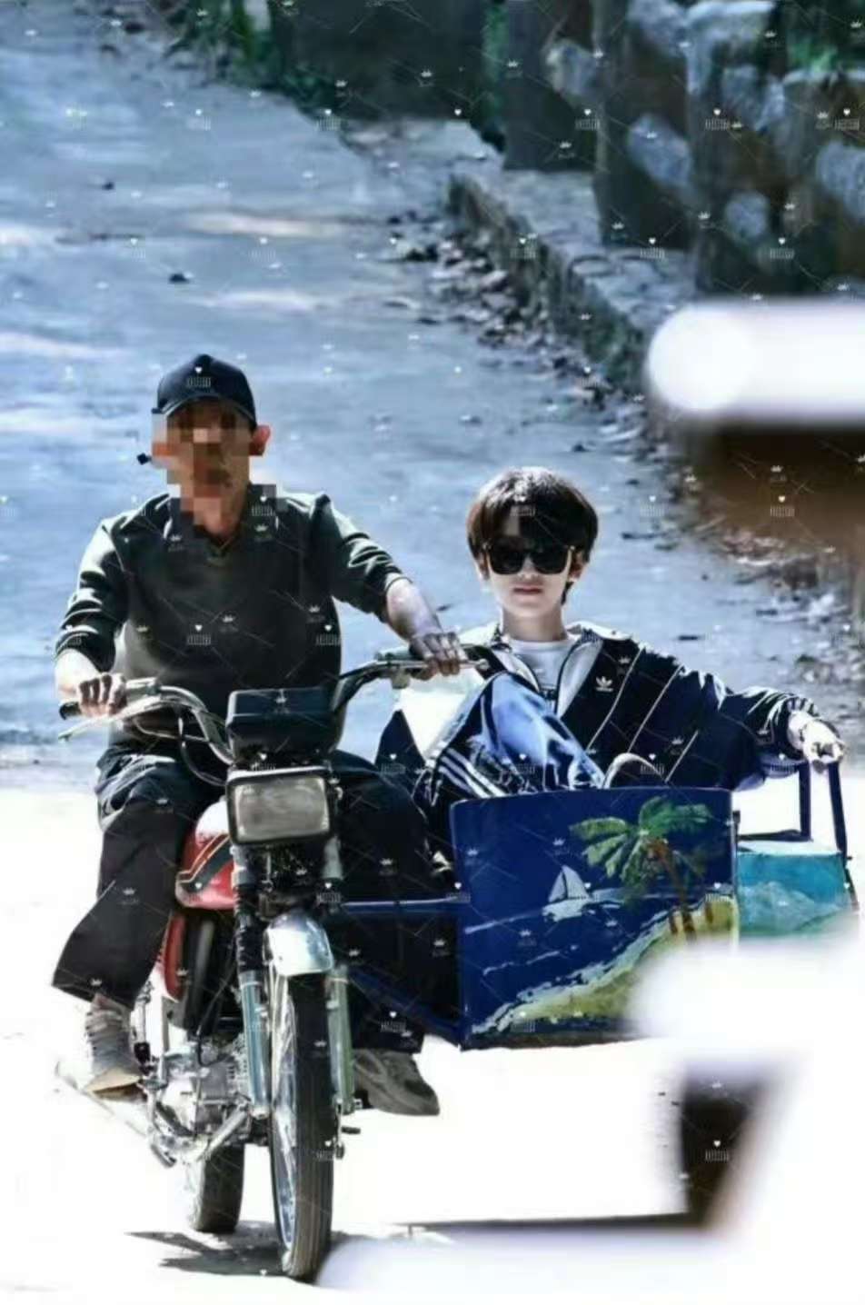 左奇函坐三蹦子路透左奇函坐三轮车  哎一古 