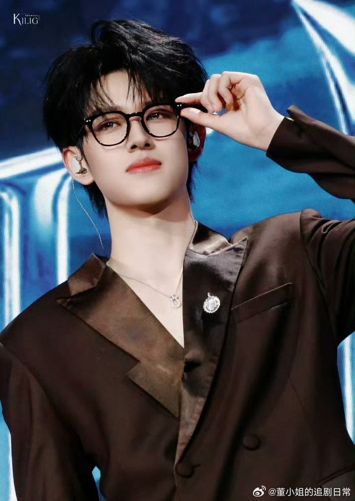 张极生日会首唱原创单曲张极直播张极生日会直播杀疯了！首唱原创单曲，旋律抓耳、嗓音