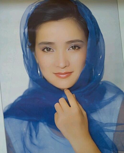 何晴眼睛真好看，柔情似水，散发着纯真善良。美人必有美眼，当年为她撑伞的许亚军应该