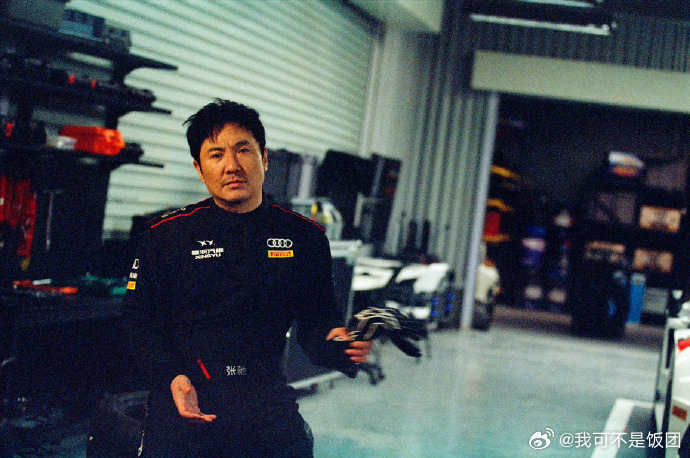 沈腾这里不让洗澡被《飞驰人生3》这段燃到了！夺冠名场面又热血又有梗，澡堂开业式庆