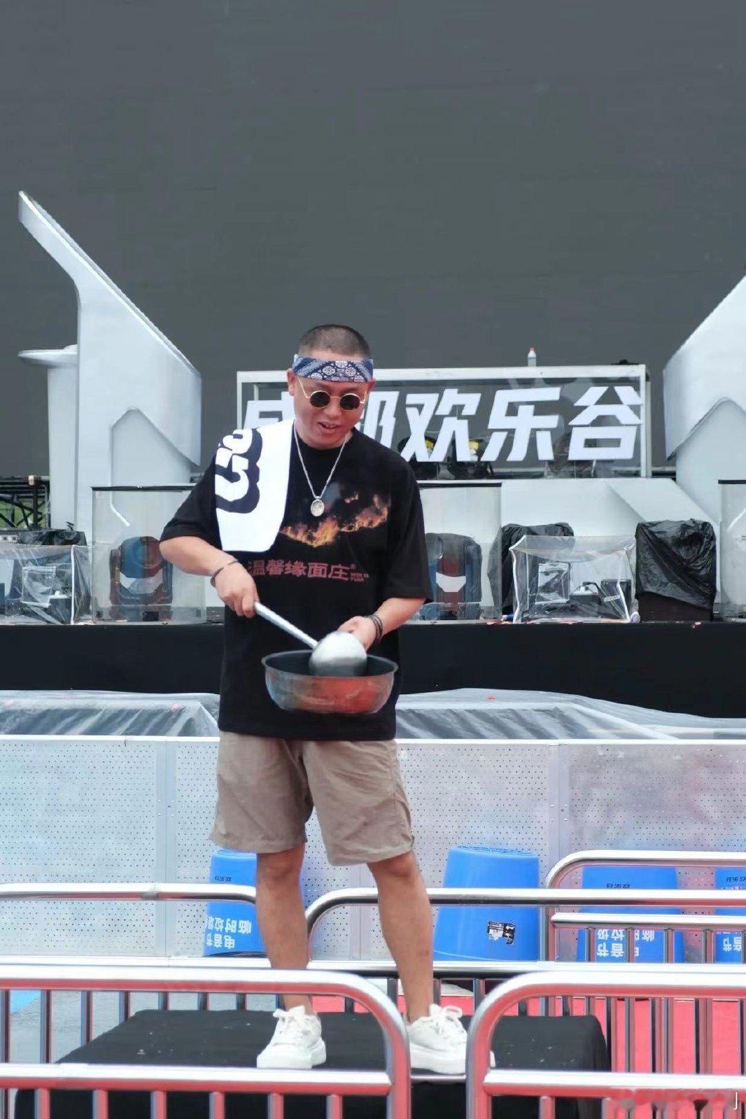 #成都gai浇饭演我精神状态# 街头一景，GAI，演绎生活版“AI换脸”，让人不