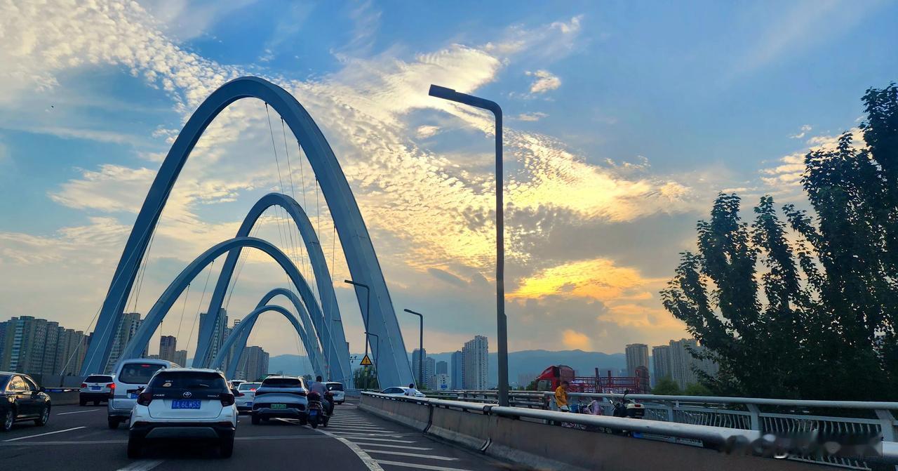 炎热的太原，夕阳下的北中环桥！
还是有许多市政车辆镇守，热都不怕，还跳什么桥？

