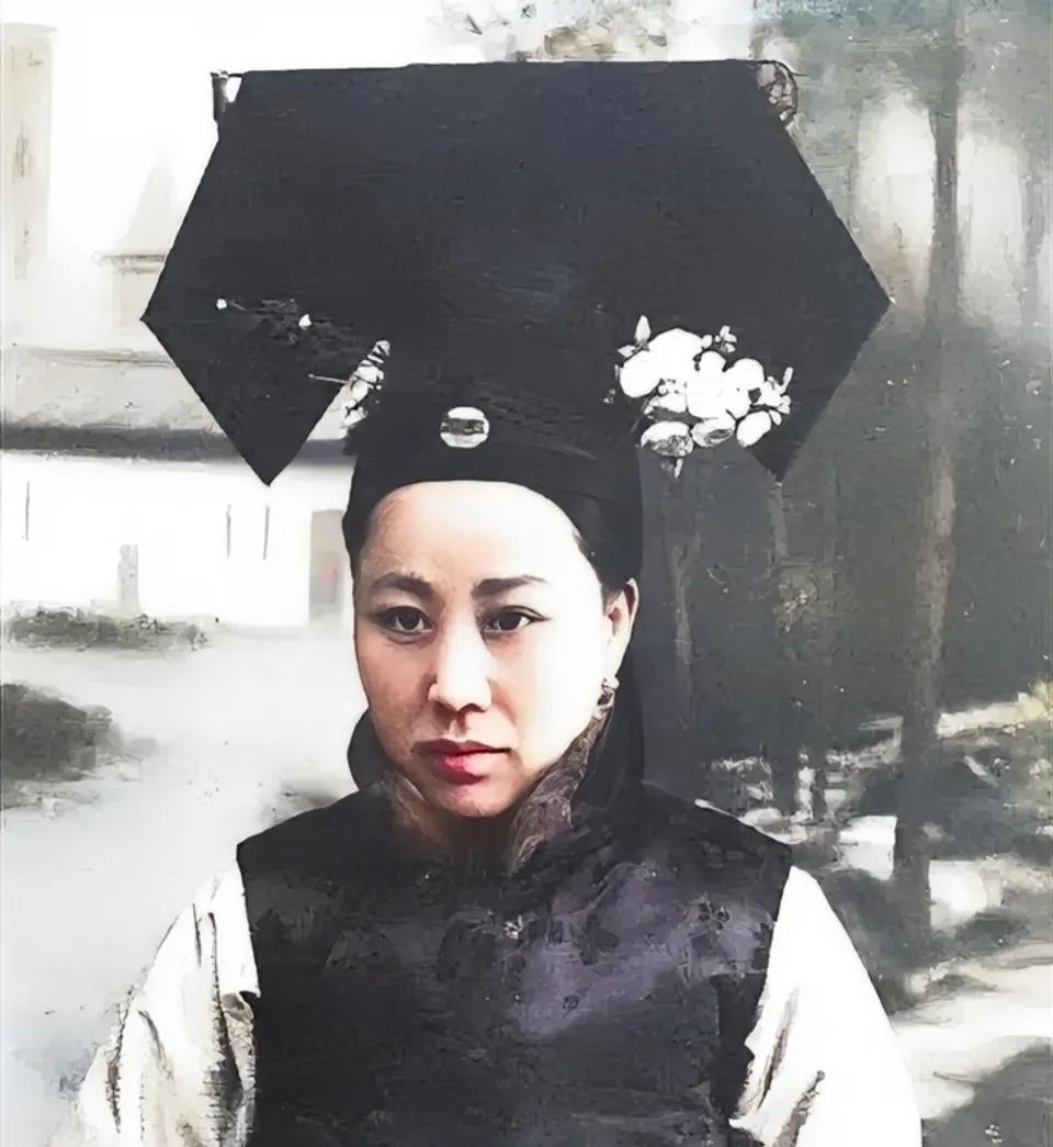 1910年，溥仪的乳母，王连寿一张罕见的留影，她出生于河北廊坊大城县，十九岁那年