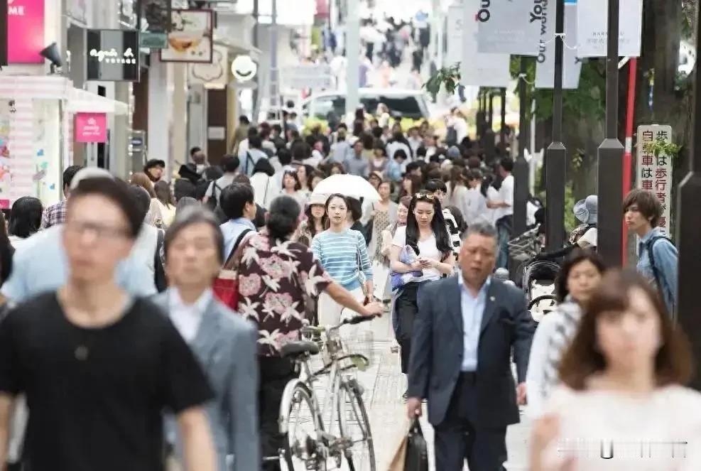 赴日游客大幅减少，才看清中国人背了多少黑锅

近期赴日大陆游客同比暴跌近六成，日