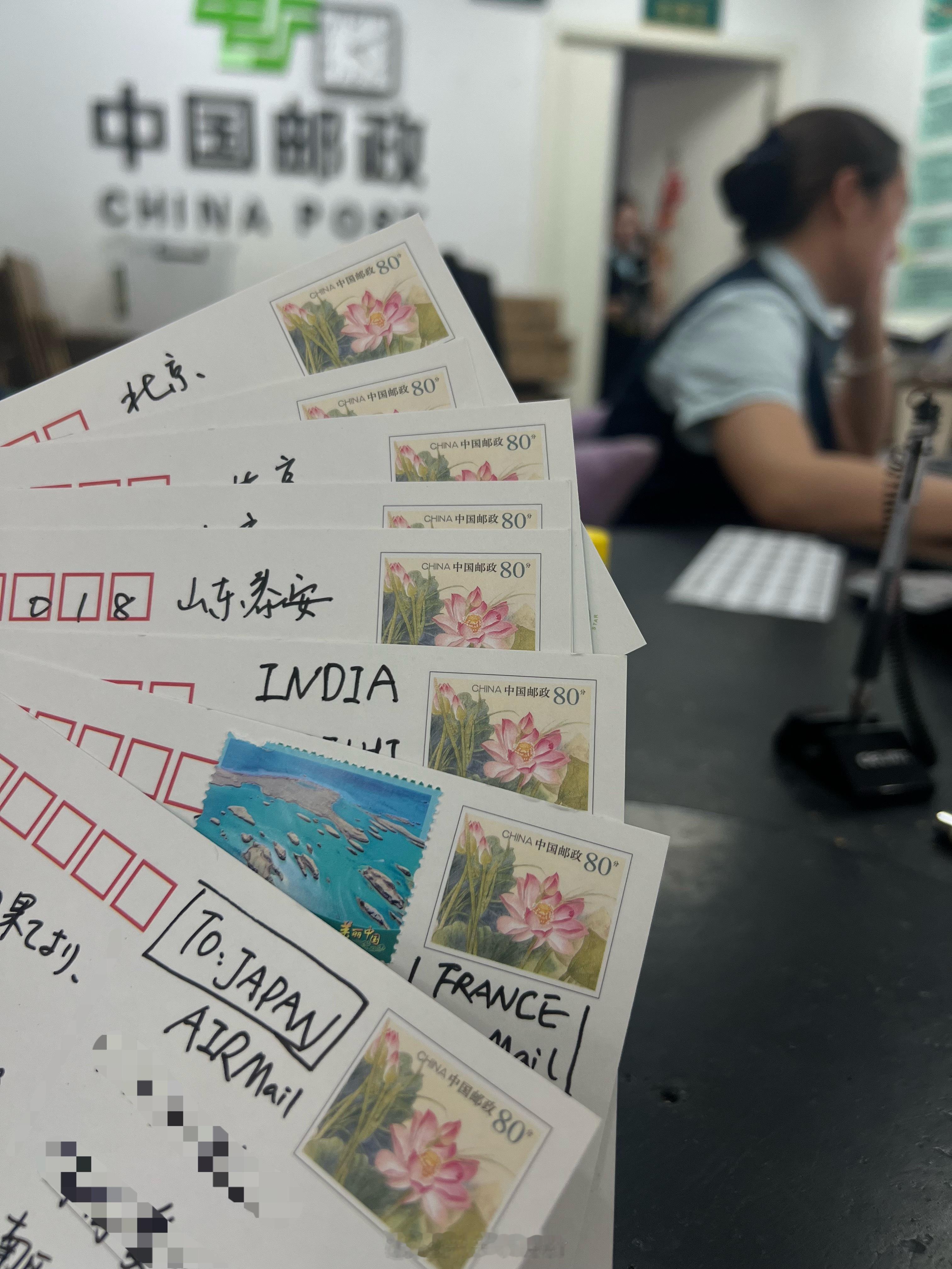 邮局工作人员态度很好，但不懂如何寄国际明信片，并且在和田寄国际件还需要查身份证。