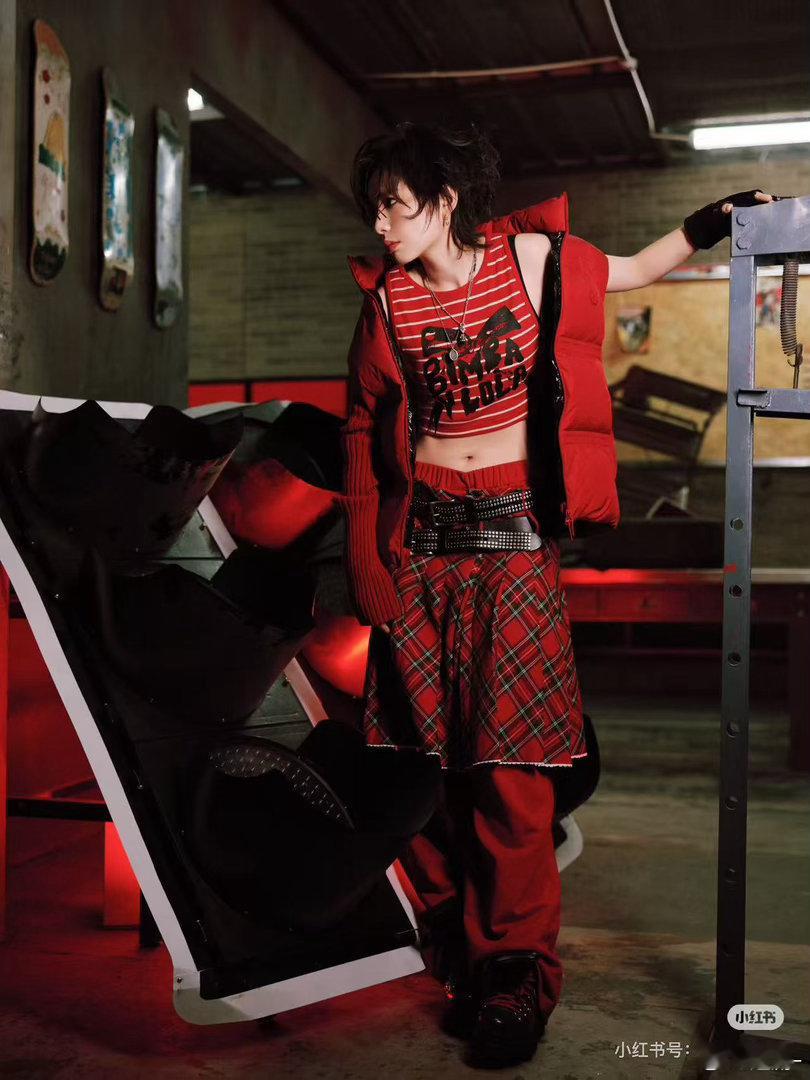 李斯丹妮在洛阳体验簪花李斯丹妮确实很酷啊，这种风格还是蛮有魅力的 