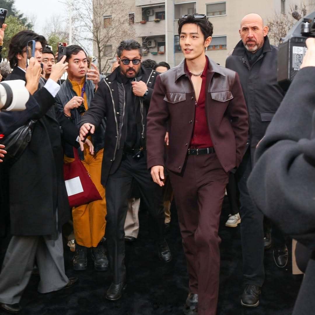 肖战被Vogue母刊选为最佳街拍之一，众星拱月帅的非常耀眼！！[打call][打
