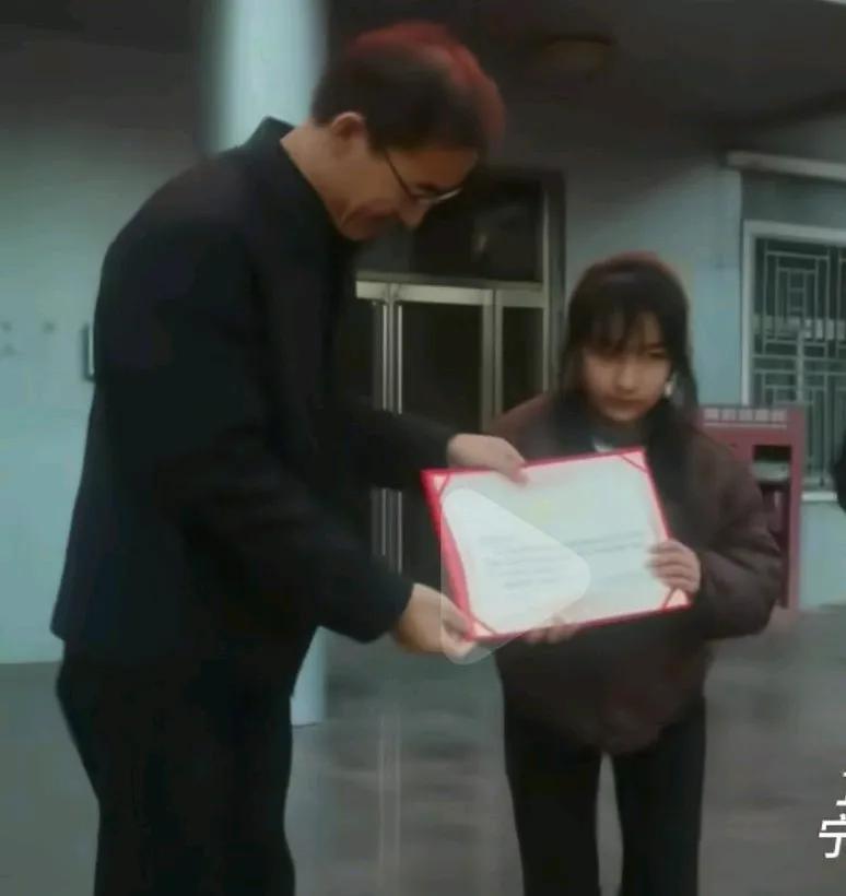 你注意到了吗？
“最美小英雄”李佳婷接过荣誉证书的动作，转身、俯身、双手接过证书