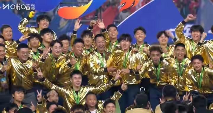 泰州队为什么能夺首届苏超冠军？
因为他们够拼够稳。

第一，决赛对手是常规赛领头