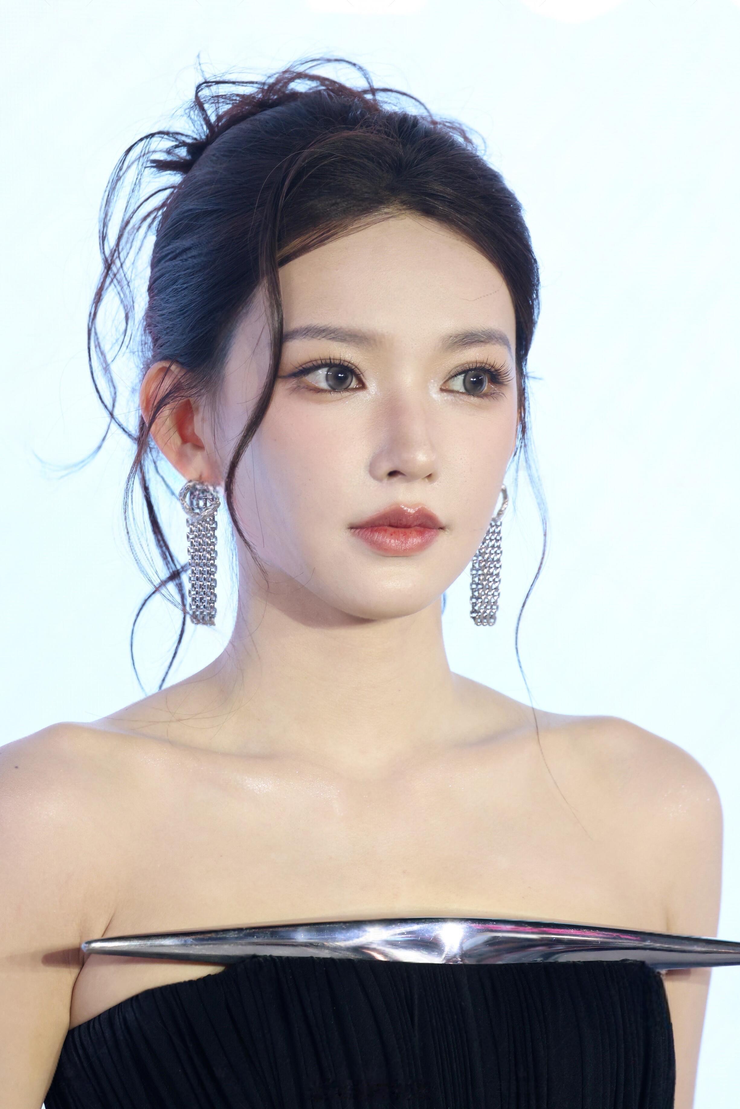程潇抹胸短裙又美又飒 