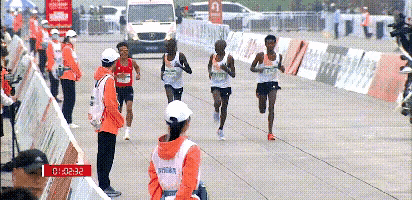 从动图上来看，我觉得都不算明显，但是从第二张图来看，那简直了，都急坏了三个黑人，