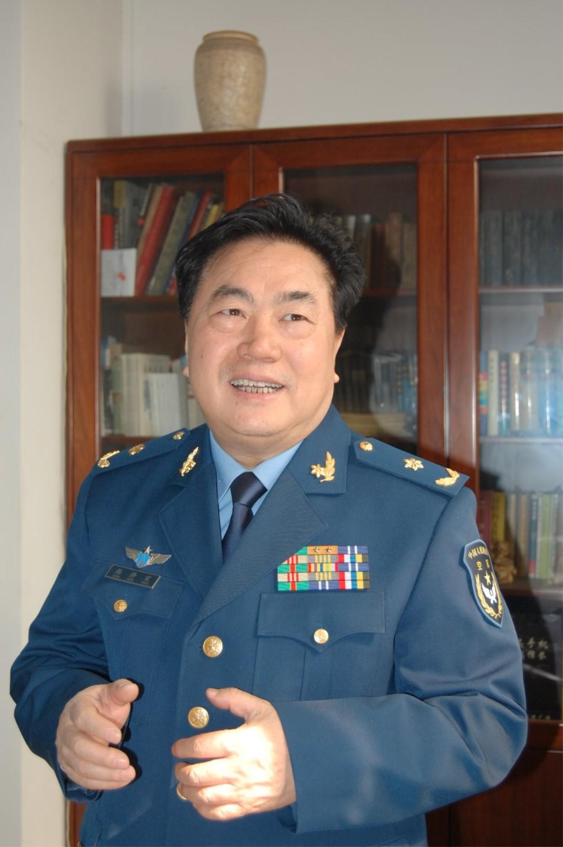 原来歌手雪村的父亲是韩静霆！
韩静霆相当了得，是空军文职少将，著名军旅作家，有3
