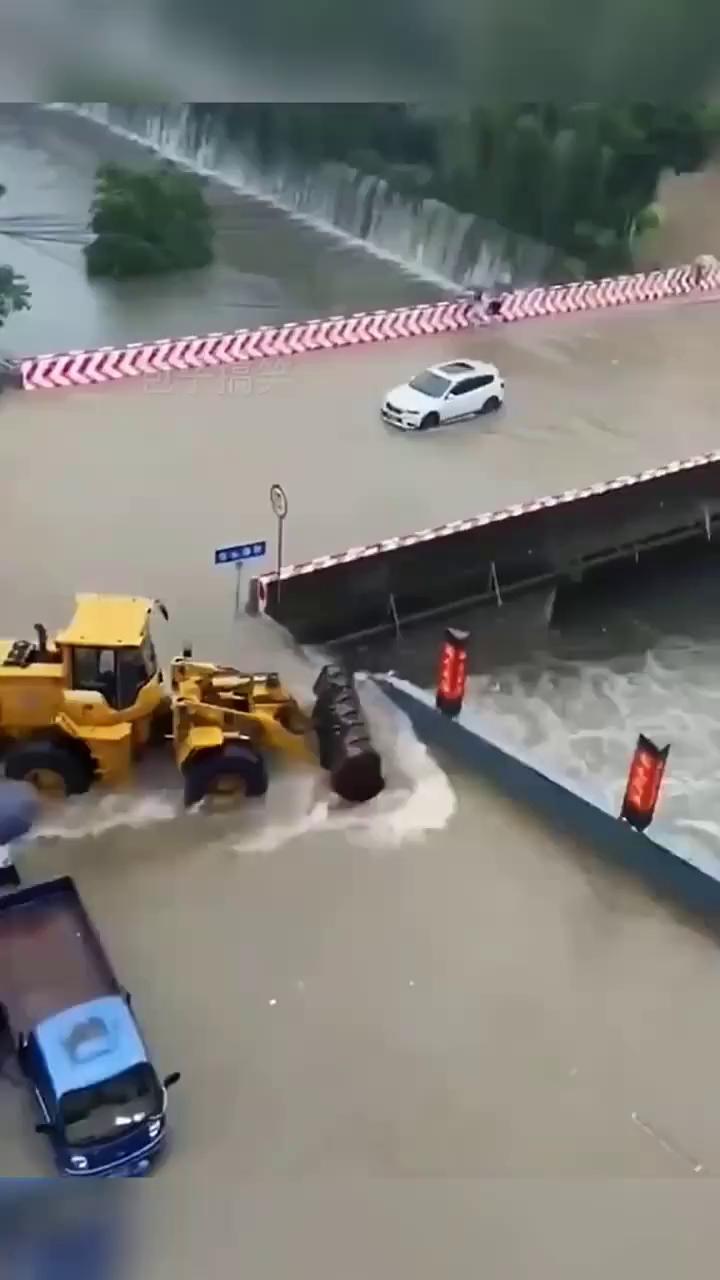 这雨也太大了，下水口也给堵住了，看来不想点办法是不行了。就从这儿给它推个口儿，要