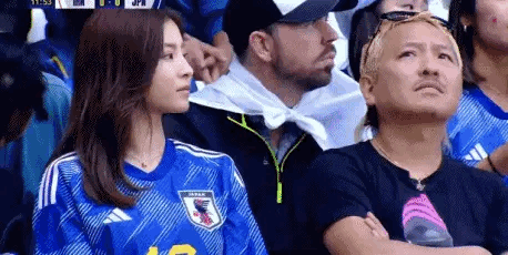 侧脸被喜欢的日本球迷！[捂脸]关键是日本队踢得真不错，学谁像谁，不像中国男足四不