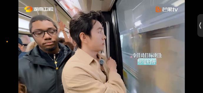 李佳琦[超话]李佳琦思考如何拓宽销售渠道 李佳琦第三阶段聚焦国货！专注拓宽销售渠