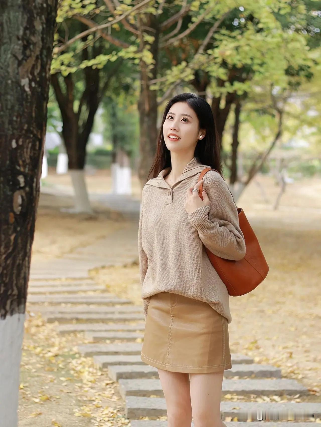 秋风起，落叶舞，美人倚树笑。