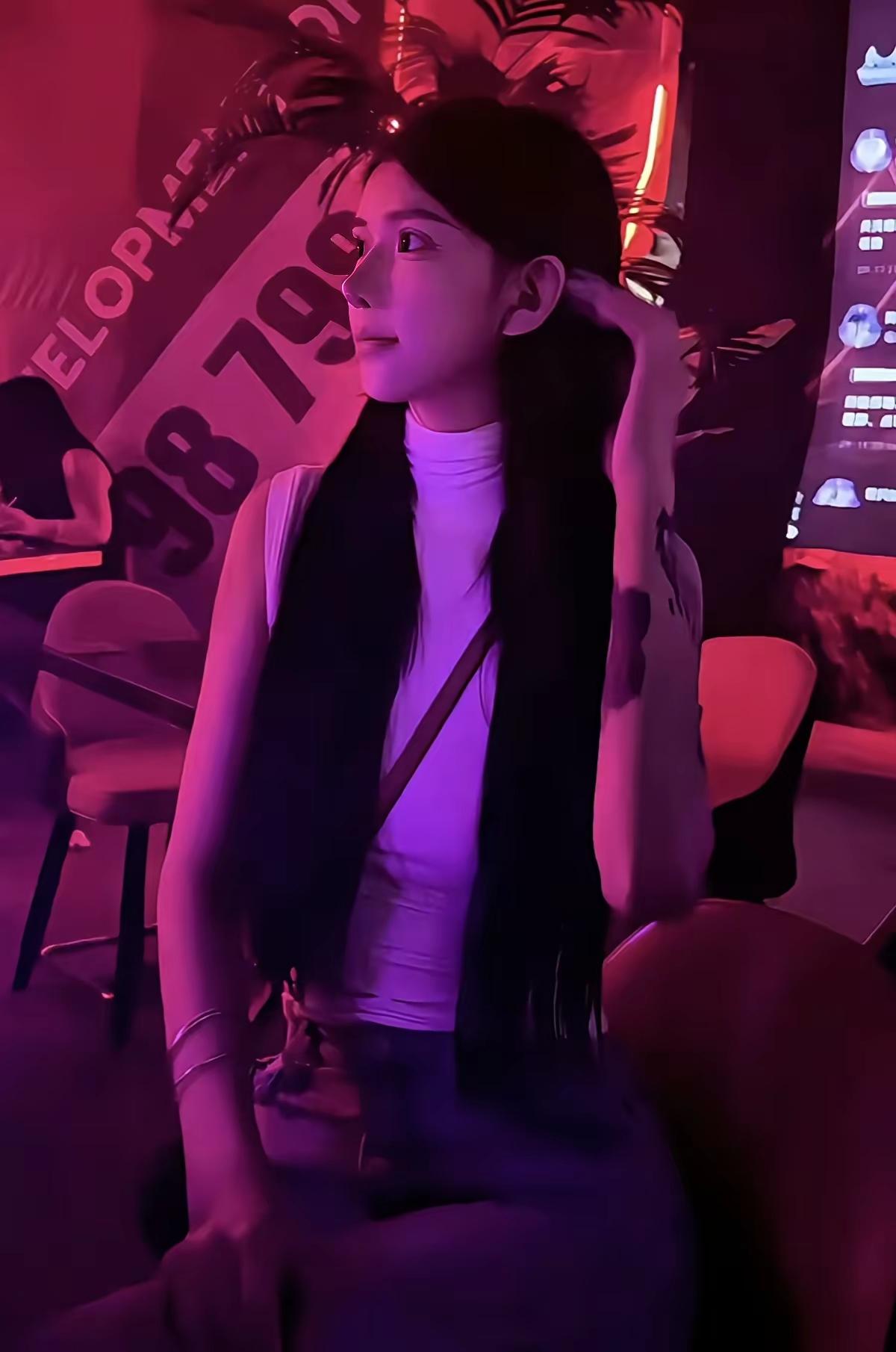 好好的一个人就这么废了。
这群人真的是畜生，还有就是这女孩你也太傻了吧，好好的中